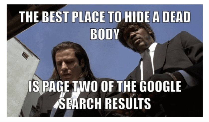 Meme einer Szene aus Pulp Fiction mit John Travolta und Samuel Jackson, die in einen Kofferraum blicken, denn der beste Ort, um eine Leiche verschwinden zu lassen, ist Google Seite 2.