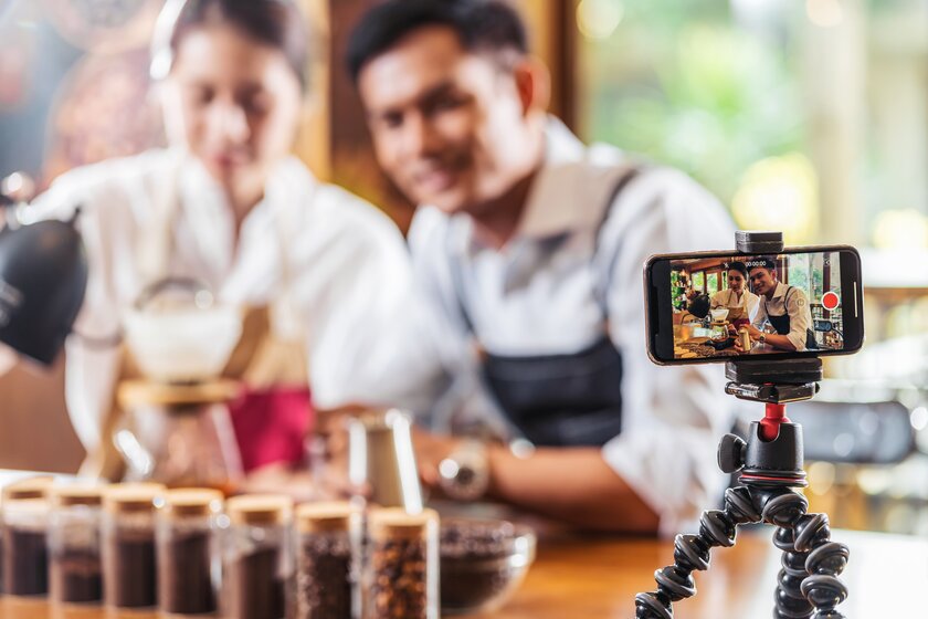 Zwei asiatische Barista präsentieren verschiedene Kaffeesorten in einem YouTube Video.